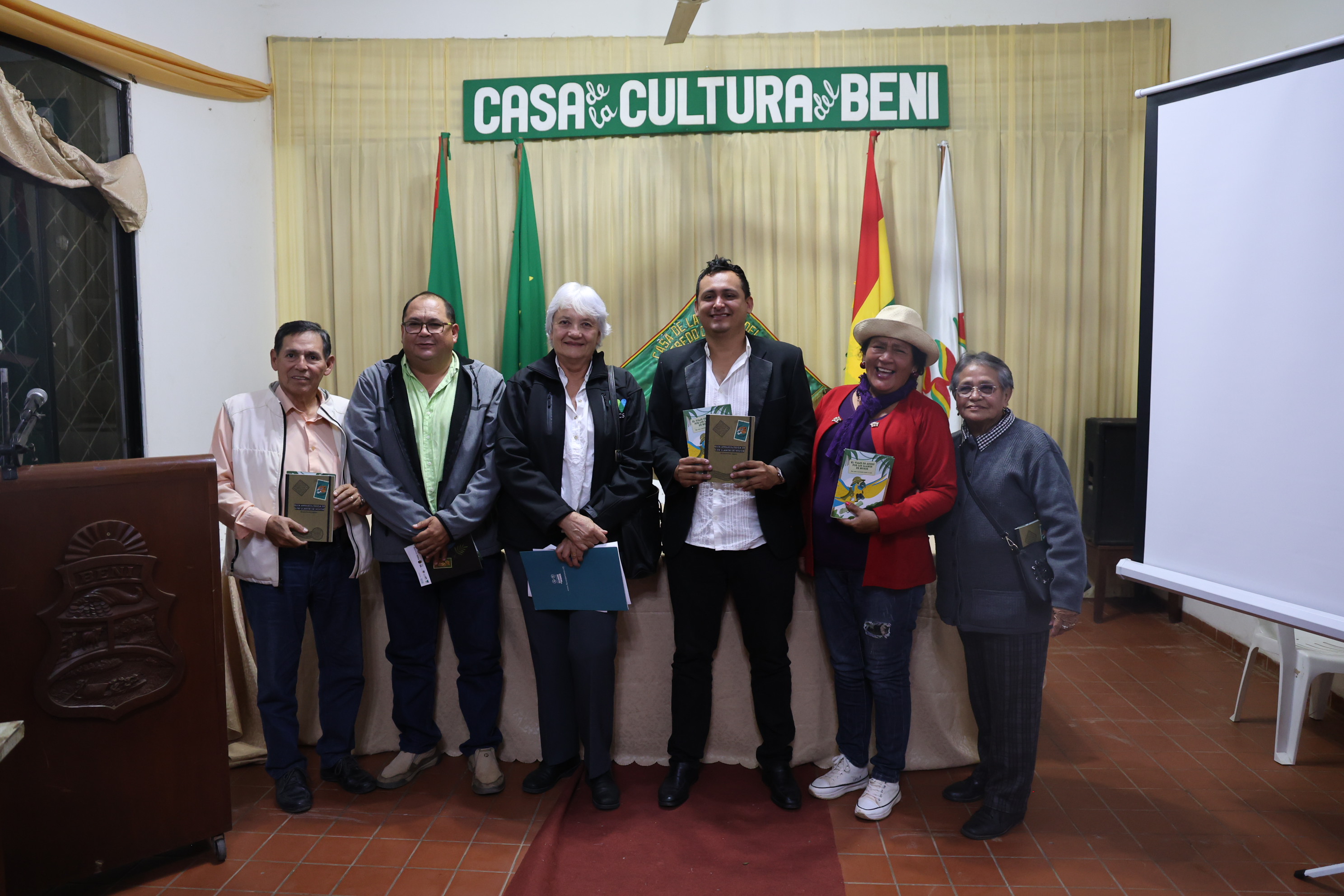 Erlan Vargas, coordinador general del MCPL; Alejandro Yuja, director de Cultura, Patrimonio y Turismo del GAM – Trinidad; Zulema Lehm, coordinadora del GTLM; Juan Carlos Camacho, vicegobernador del GAD – Beni; Betsy Ortiz, exconcejala de Trinidad y María Lijerón, representante de COPPAAR. Foto: Gabriel Tarifa / WCS.