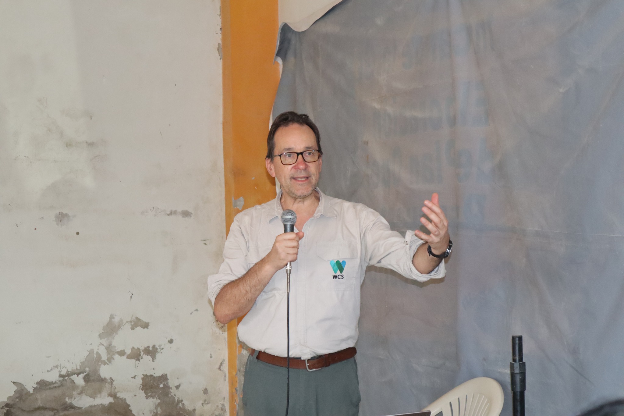 Rob Wallace, Director de los Programas de Conservación del Gran Paisaje Madidi – Tambopata y del Paisaje Biocultural de los Llanos de Moxos en WCS Bolivia, durante la presentación. Foto: René Nina / WCS.